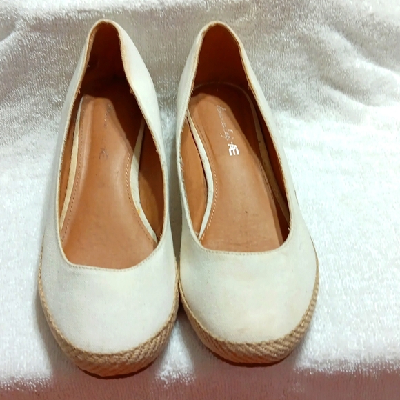 American Eagle Slip-on Cream Canvas Wedge sz. 10 W - Picture 1 of 9